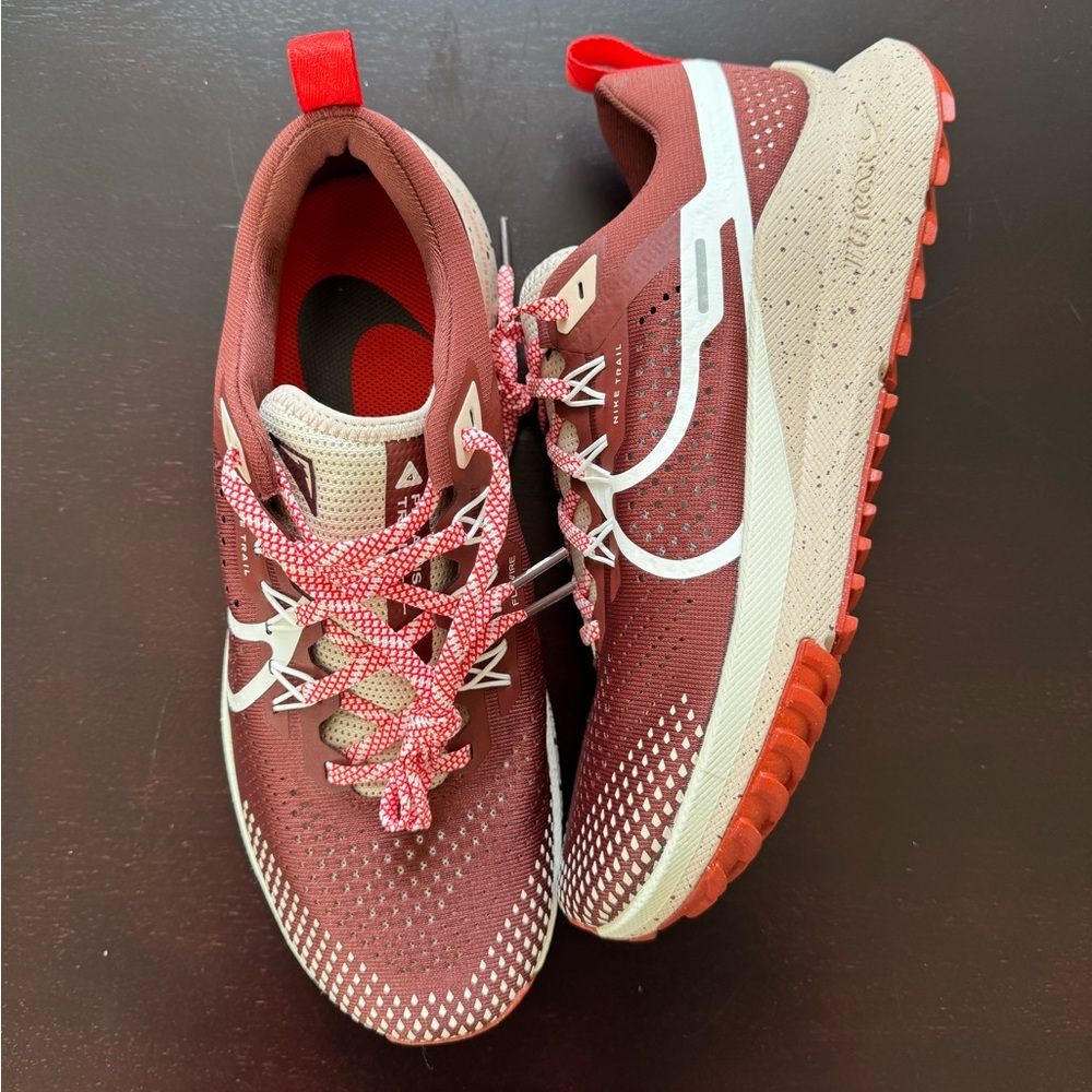 React Pegasus Trail 4 “Dark Pony Picante Red”